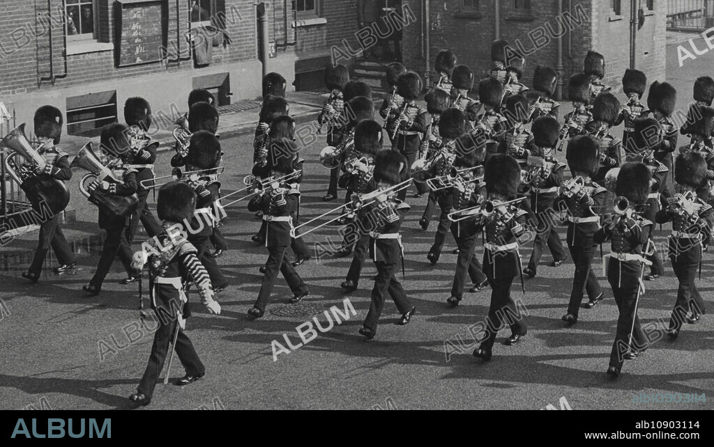 Grenadier Guardsman - British Soldiers - Brit. Military/Regiment. December 5, 1932. (Photo by London News Agency Photos Ltd.).