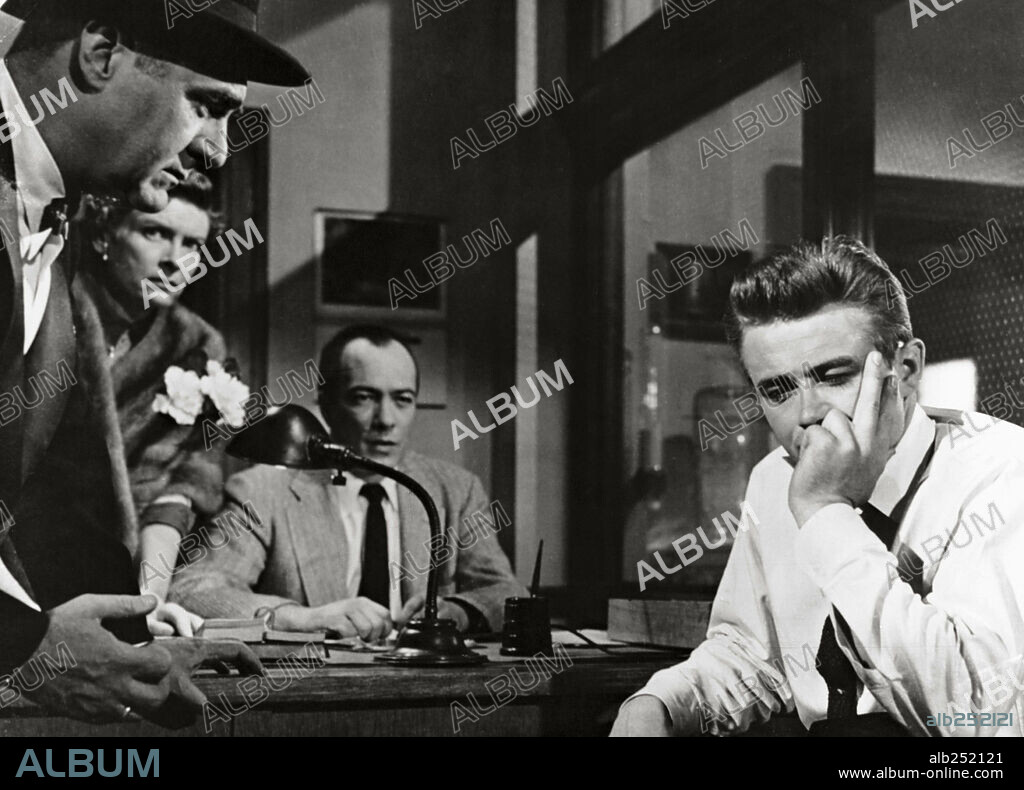 JAMES DEAN in REBEL WITHOUT A CAUSE, 1955, directed by NICHOLAS RAY. Copyright WARNER BROTHERS.