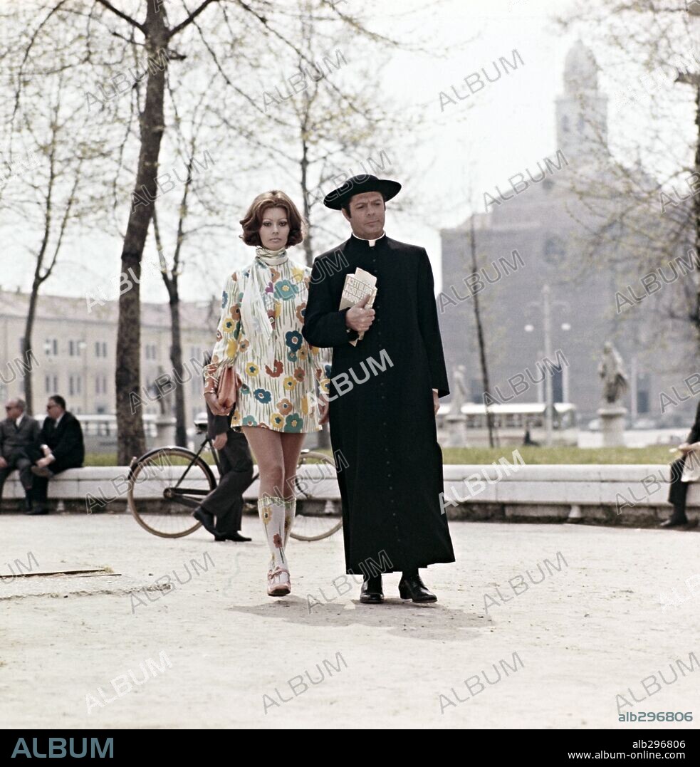 MARCELLO MASTROIANNI and SOPHIA LOREN in THE PRIEST'S WIFE, 1971 (LA MOGLIE DEL PRETE), directed by DINO RISI. Copyright CHAMPION FILM/EDIT.