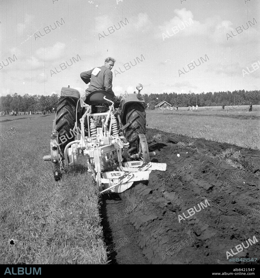 Göteborg 1957-07-22 - Plöjning med traktor - *** Local Caption *** GT ...