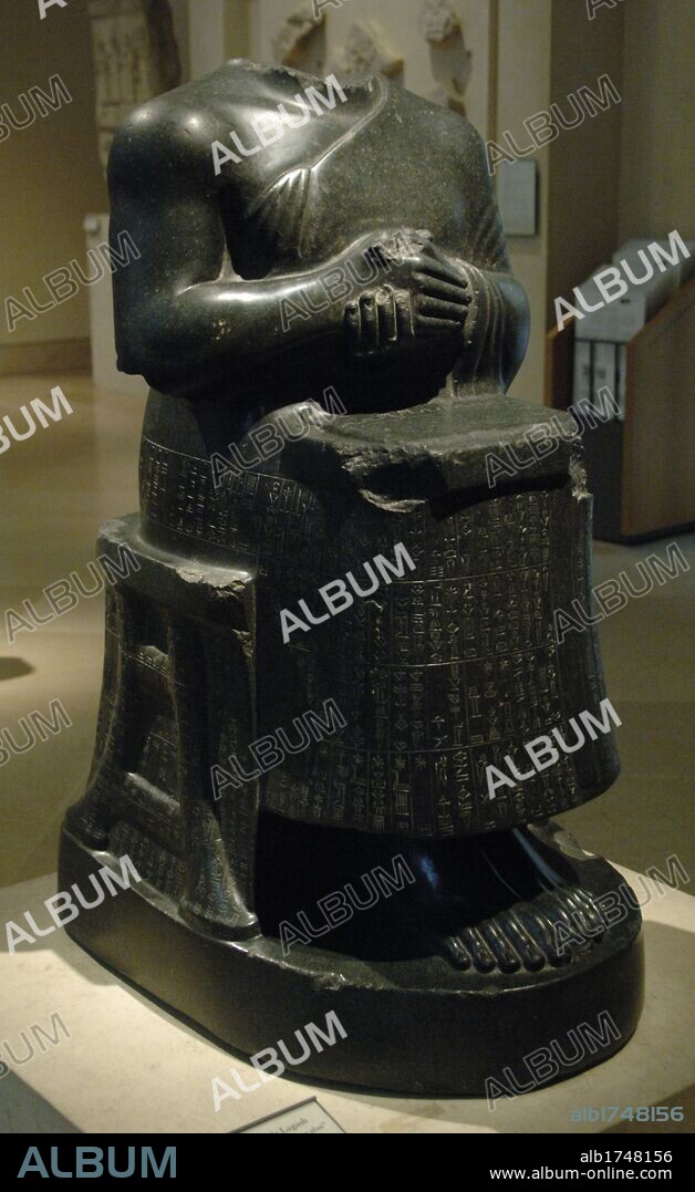 ARTE MESOPOTAMICO. SUMERIO. Escultura de GUDEA, príncipe, patesi o ensi de Lagash. (Hacia a. C 2120). Escultura conocida con el nombre de "Estatua del arquitecto del plano". Gudea personificado como el arquitecto del templo dedicado al dios Ningirsu. En su regazo el plano del recinto. Diorita. Hacia 2120 a. C. Museo del Louvre, París. Francia.