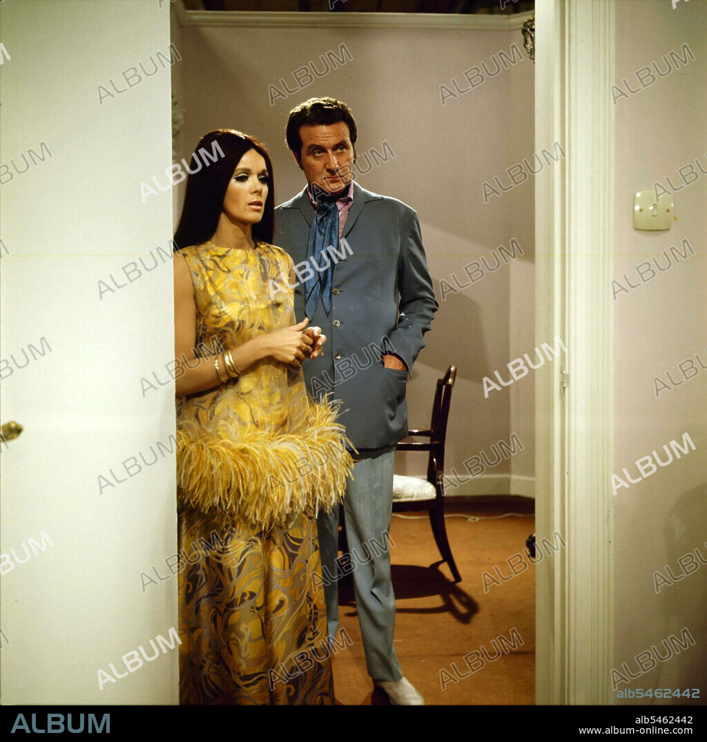 CONNIE STEVENS y PATRICK MacNEE en MISTER JERICO, 1969, dirigida por SIDNEY HAYERS. Copyright ITC.