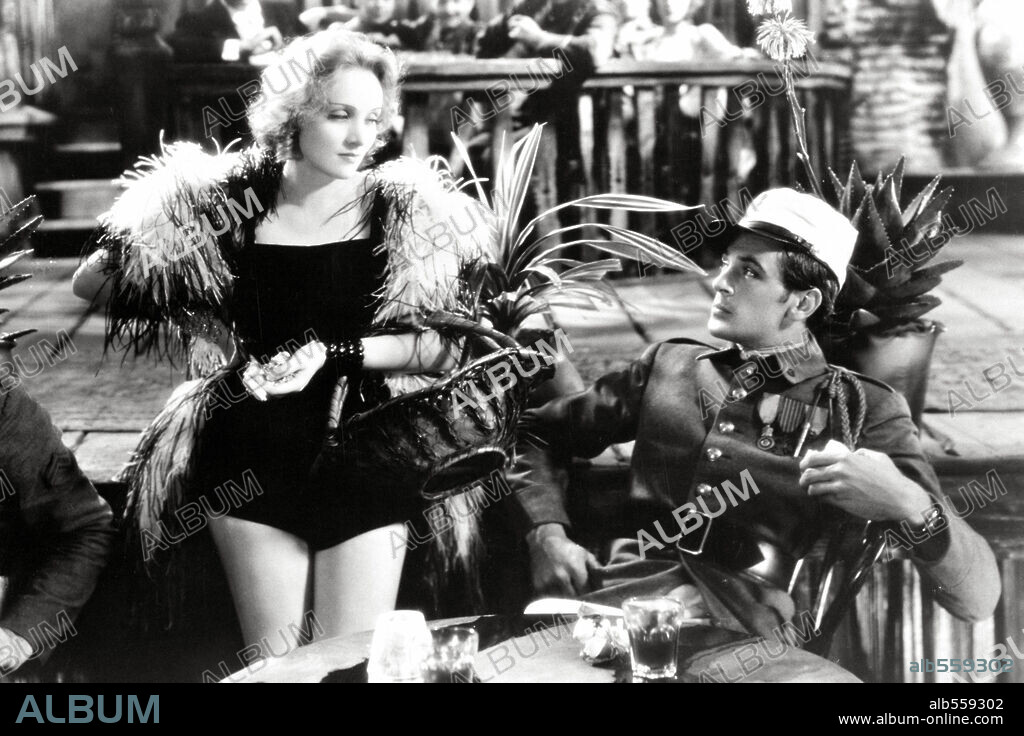 GARY COOPER and MARLENE DIETRICH in MOROCCO, 1930, directed by JOSEF VON STERNBERG. Copyright PARAMOUNT PICTURES.