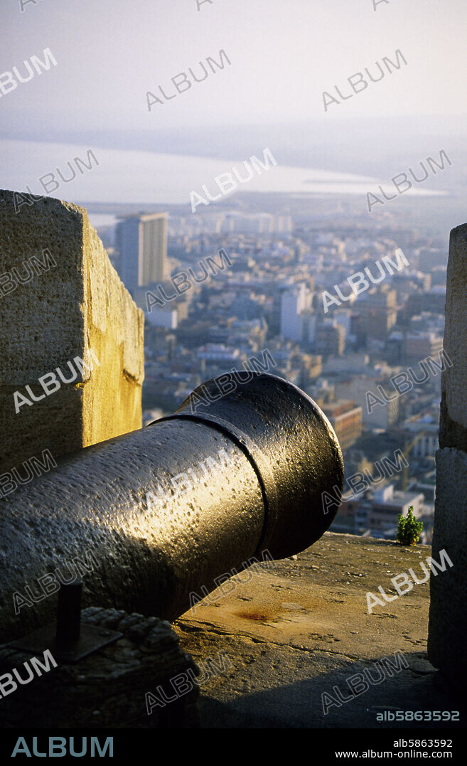 Castillo de Santa Bárbara, baluarte, cañón, ciudad al fondo.